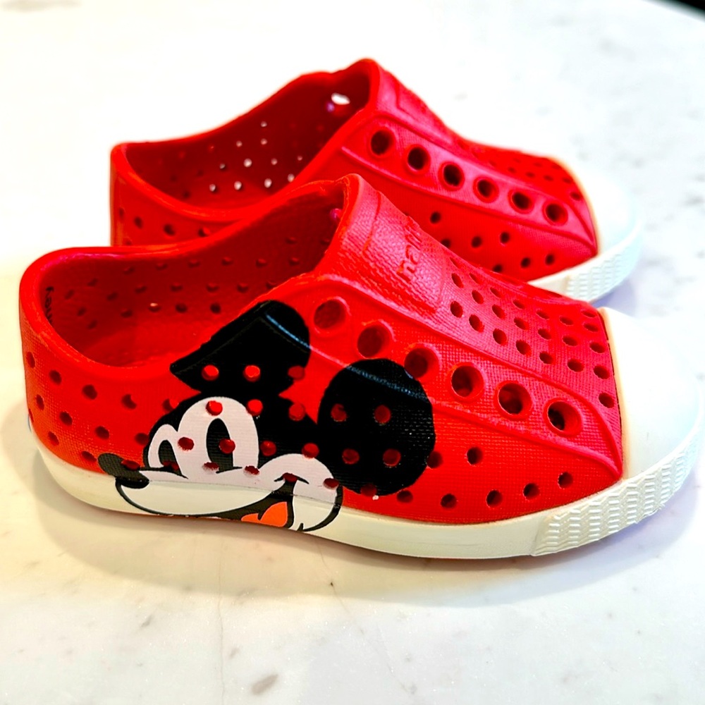 Excellent condition Disney Mickey Native Shoes size 5 toddler Jefferson Red